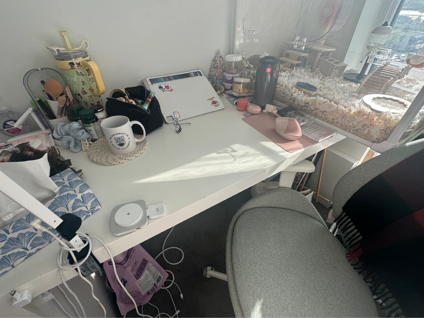 White wooden desk and office Chair - photo 4