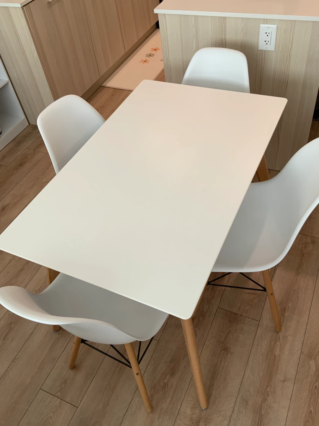 Set of 4 White Dining Chairs with Wood Legs