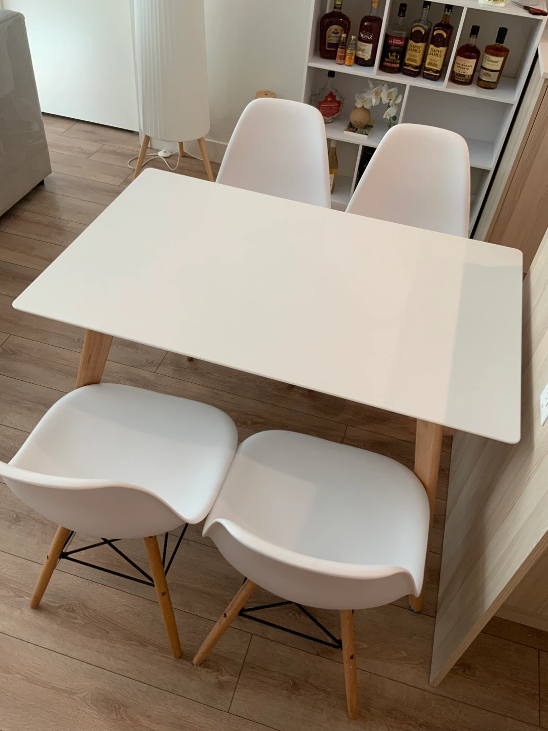 Set of 4 White Dining Chairs with Wood Legs - photo 2