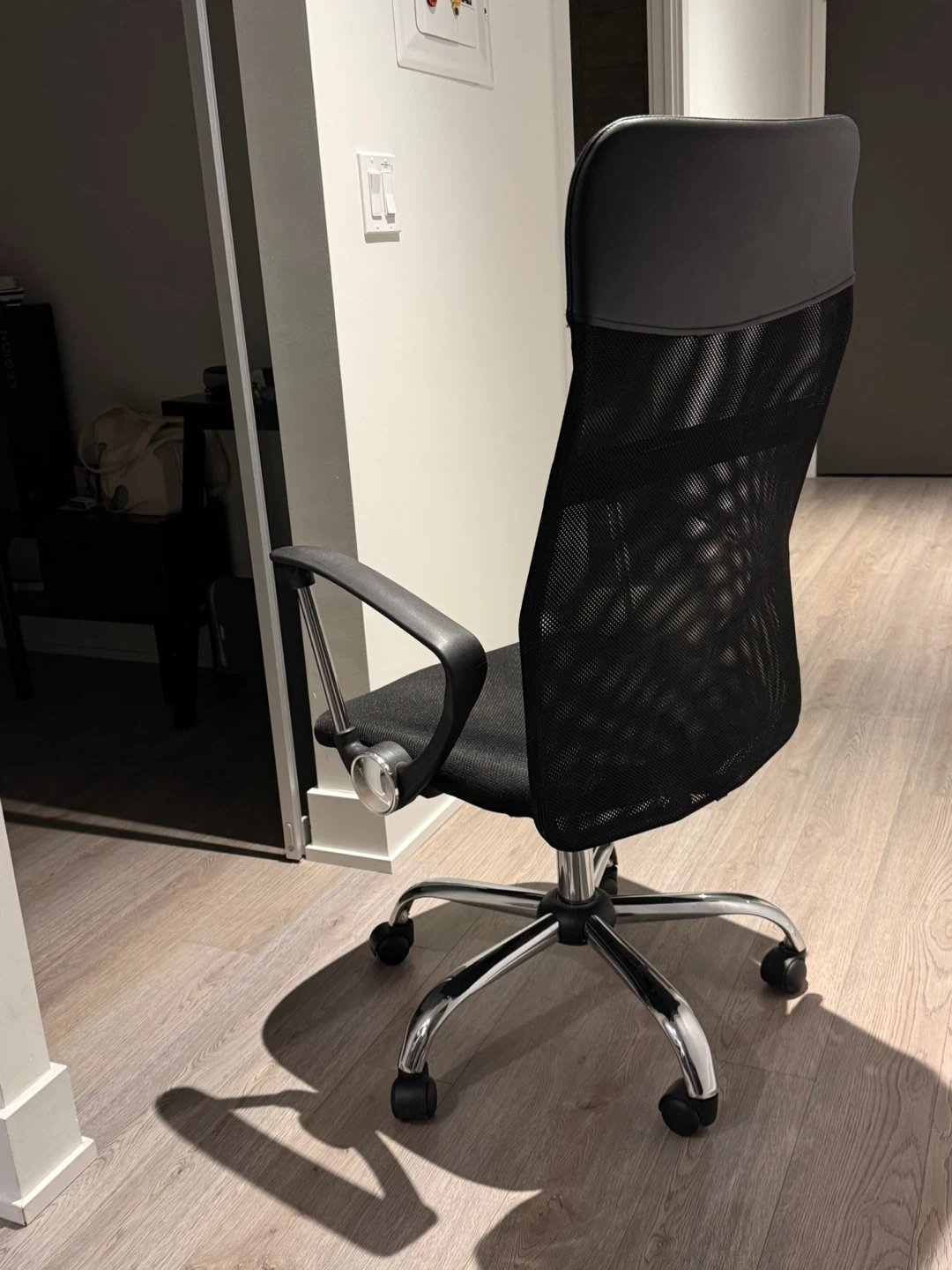 Black Mesh Office Chair - photo 2