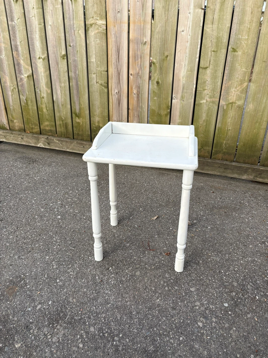 White Side Table with Raised Edges - photo 2