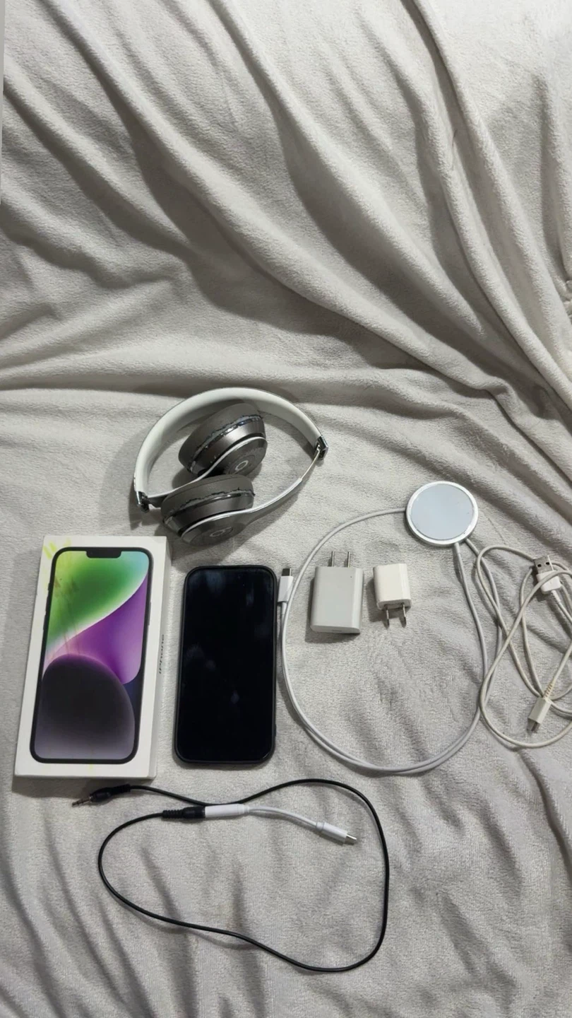 iPhone 15 + accessories OBO - photo 3