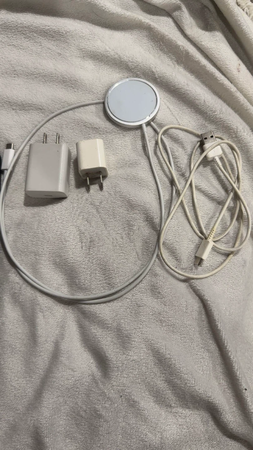 iPhone 15 + accessories OBO - photo 4