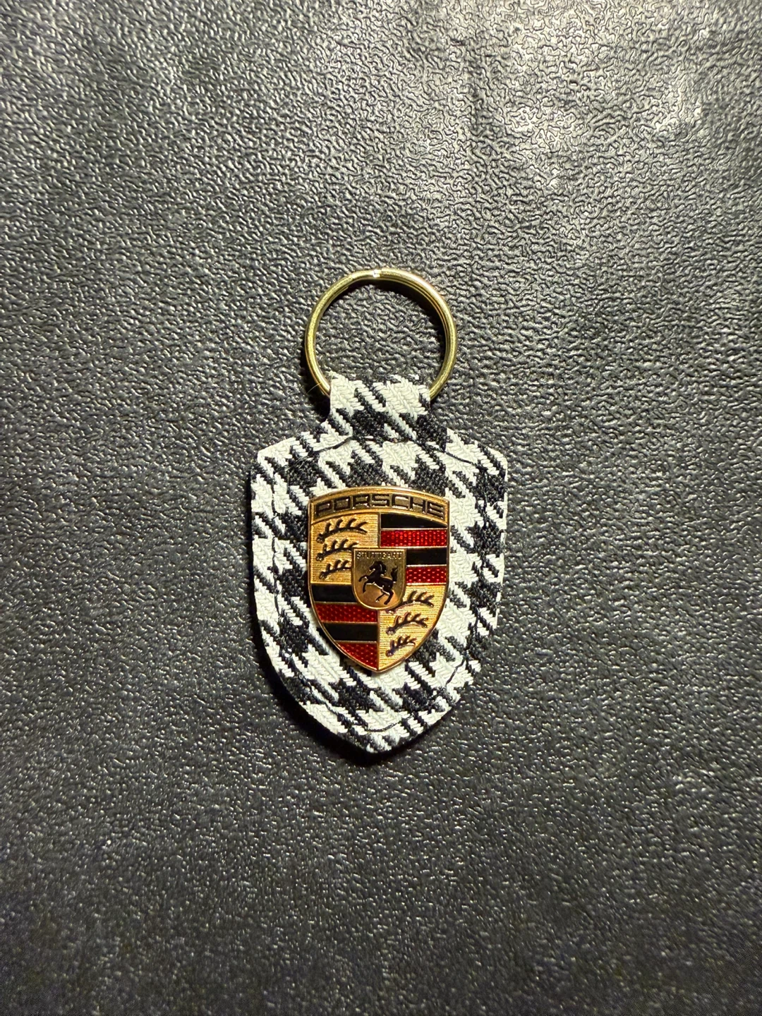 PORSCHE CREST KEYRING - PEPITA