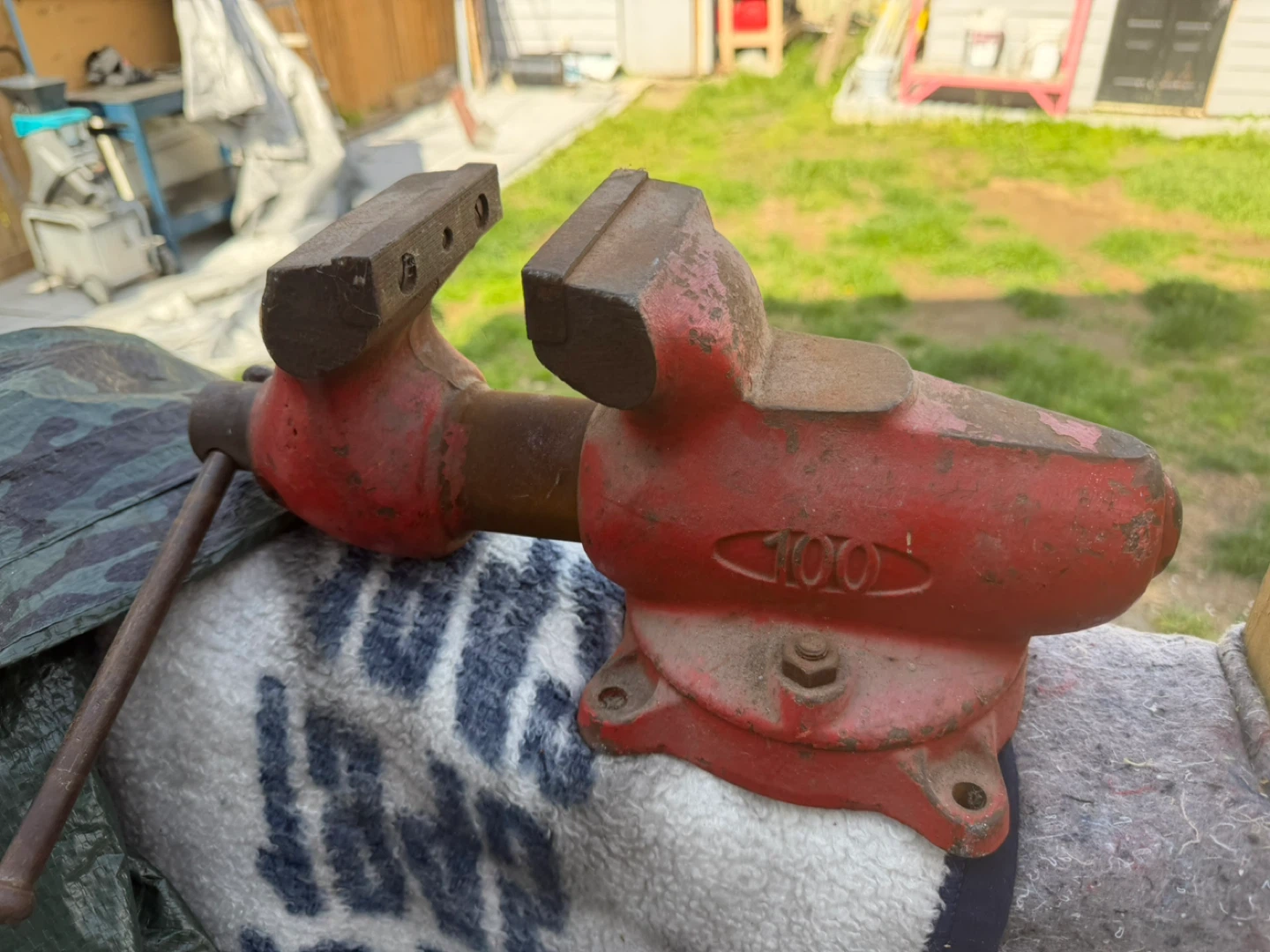 Red Metal Bench Vise 100