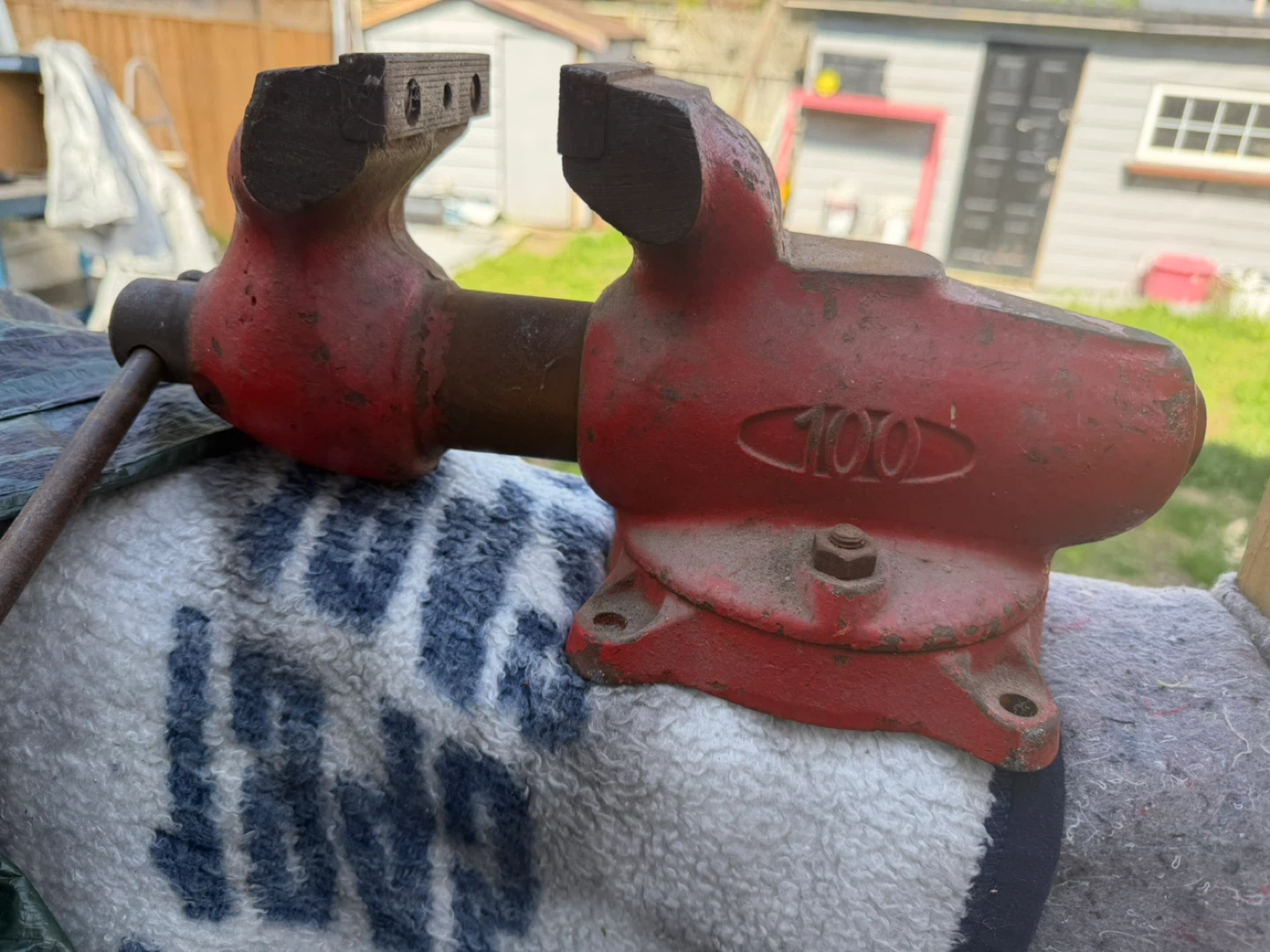 Red Metal Bench Vise 100 - photo 2