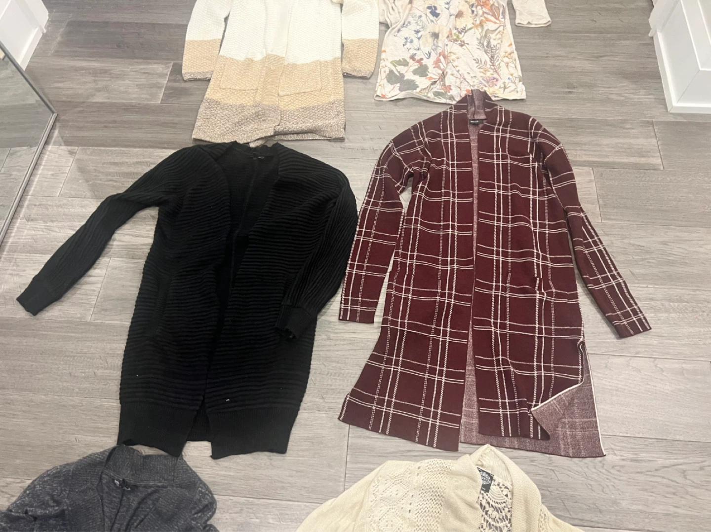 Bundle of 7 Women's Cardigans and Tops - photo 4