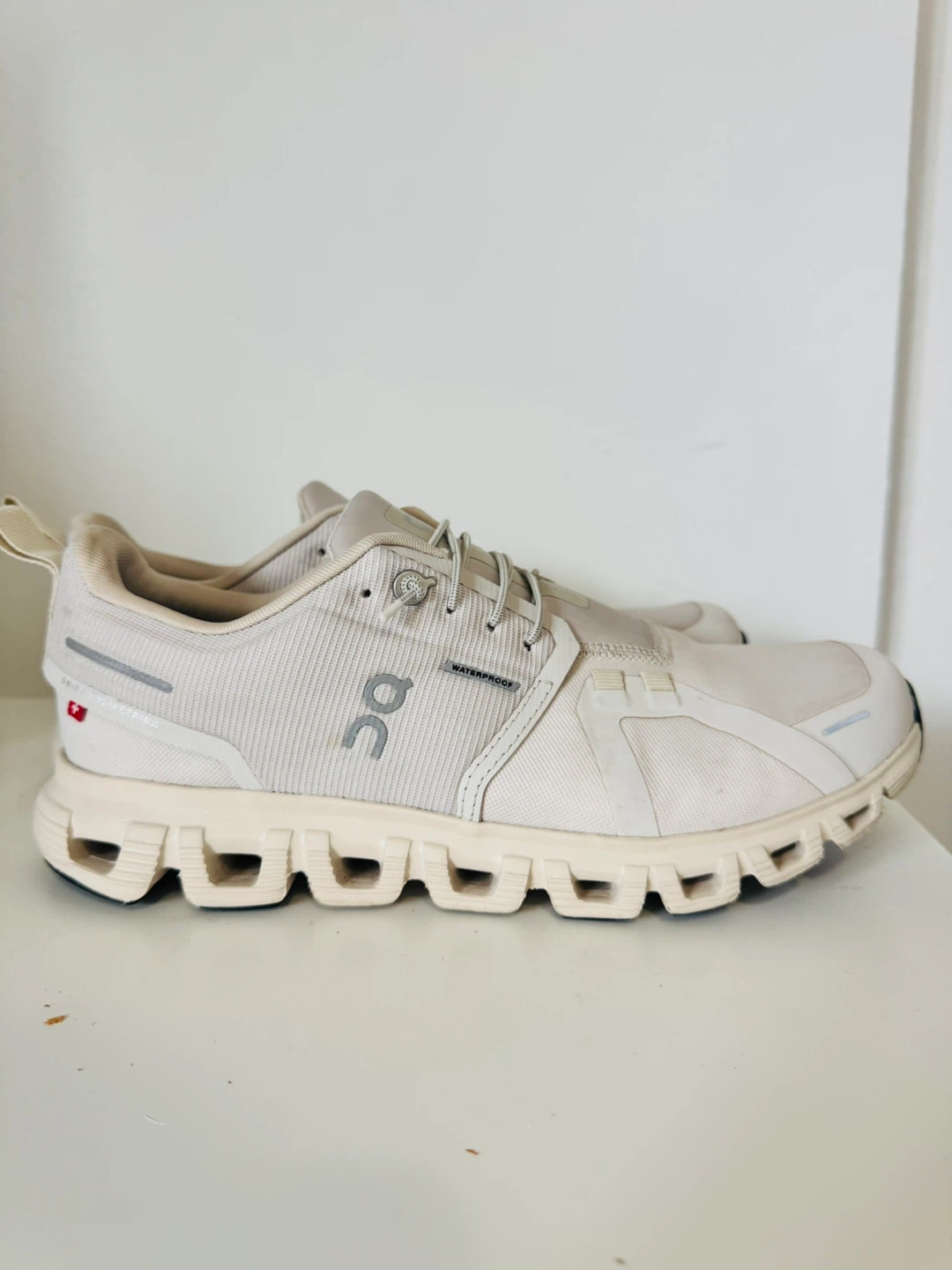 ON womens Cloud 6 Waterproof ‘Pearl Cream’ 8.5US womens