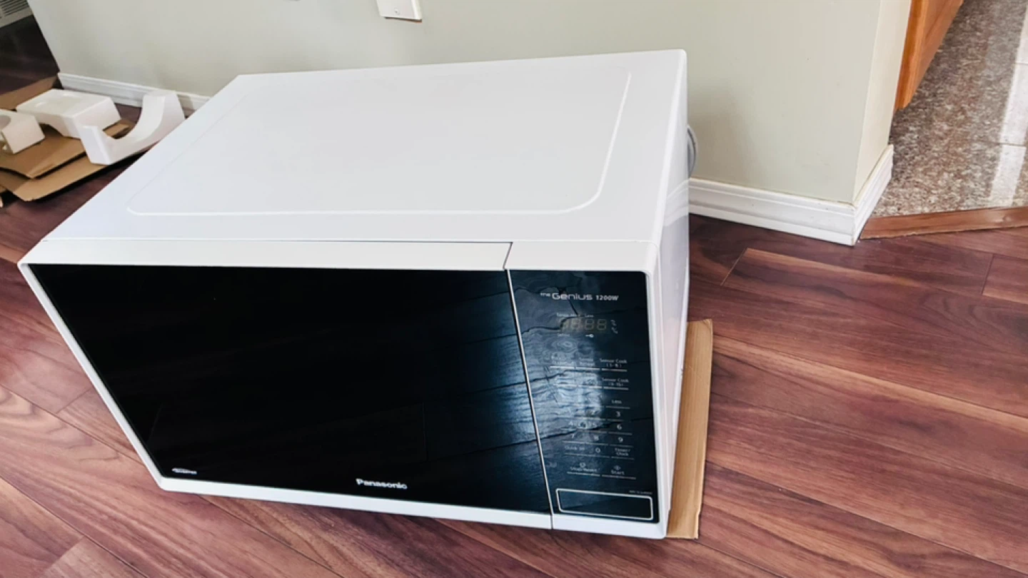 Panasonic Genius 1200W Microwave - photo 2