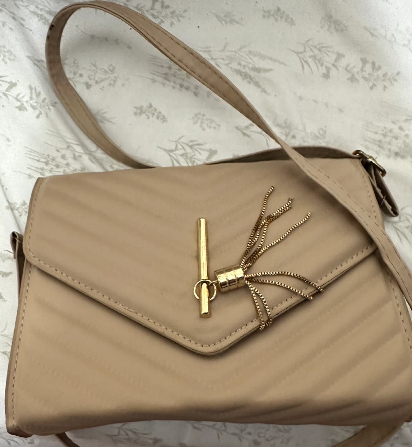 Beige crossbody bag with tassel