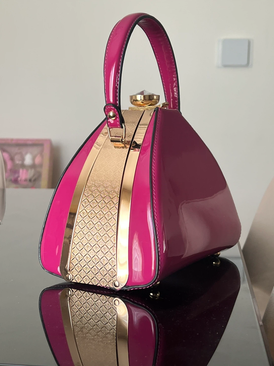 ✨ Elegant Glossy Pink Handbag – Like New ✨ - photo 2