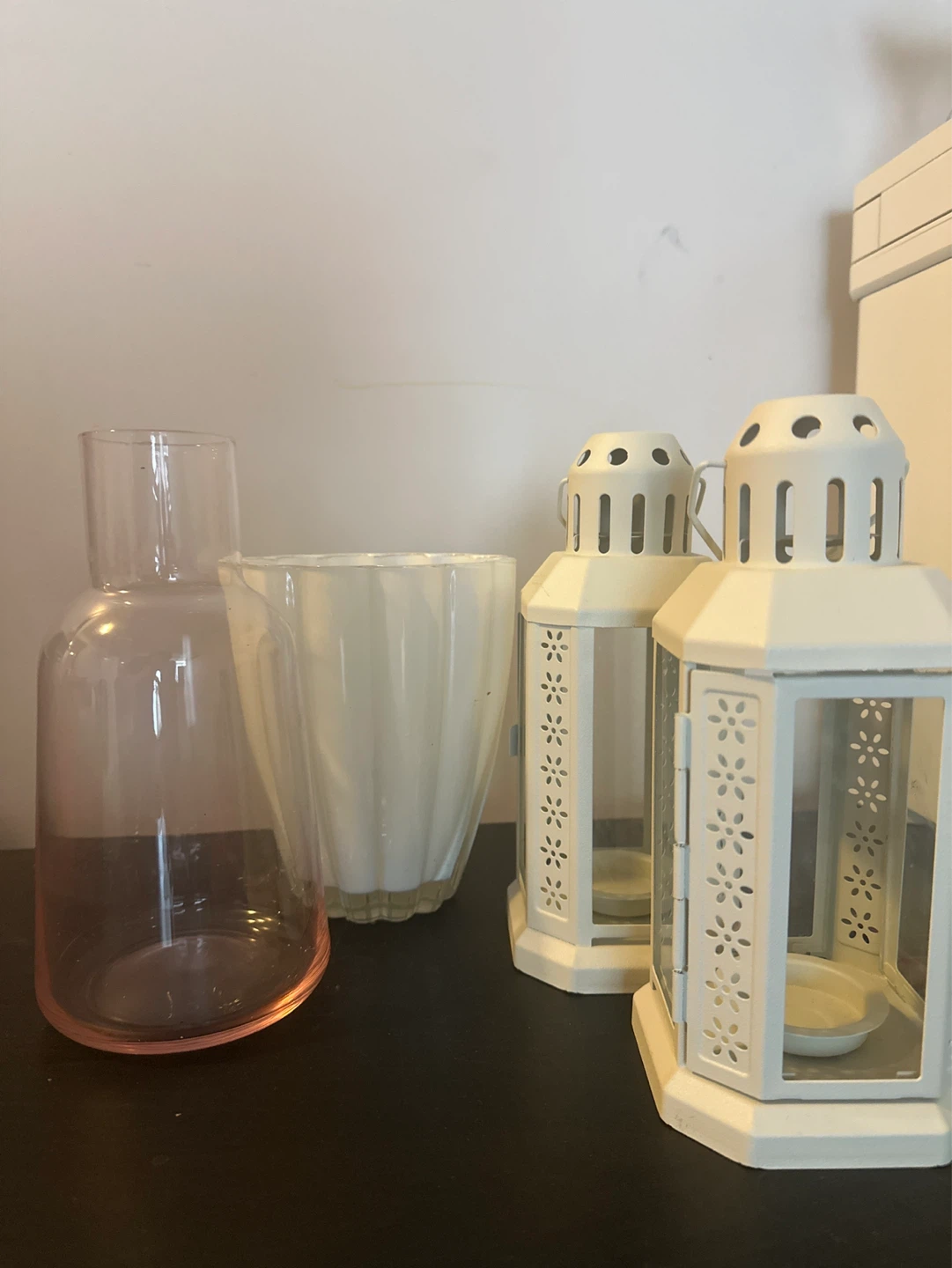 Set of 2 white lanterns and 2 glass vases