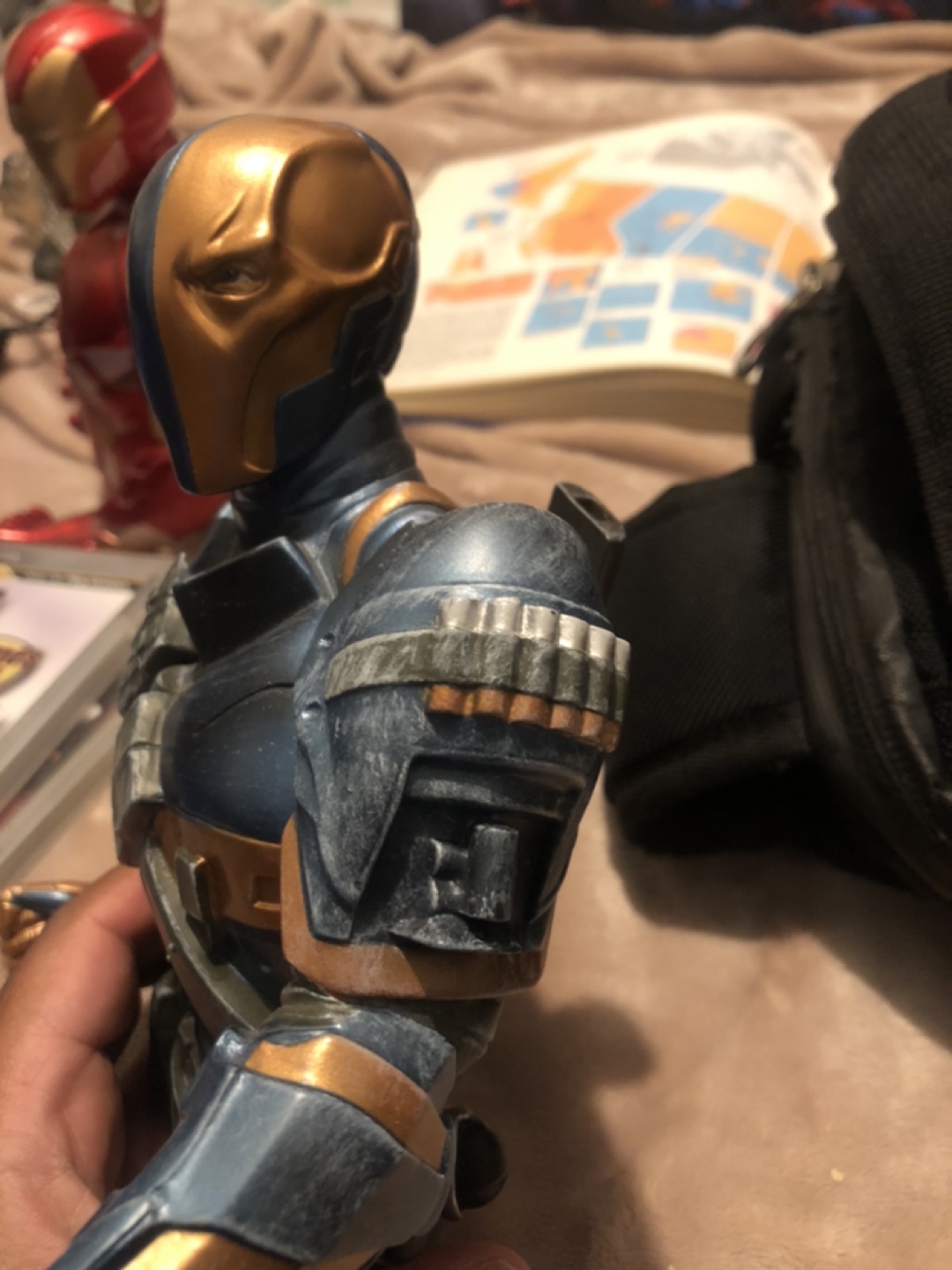 Deathstroke Action Figure Bust - photo 2