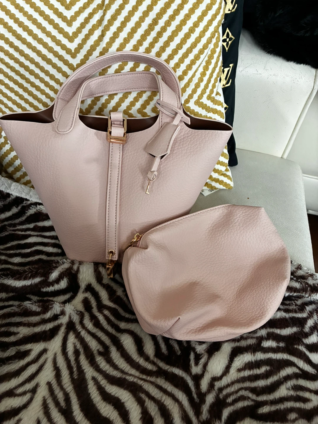 Pink Leather Bucket Bag with Lock Charm - photo 4