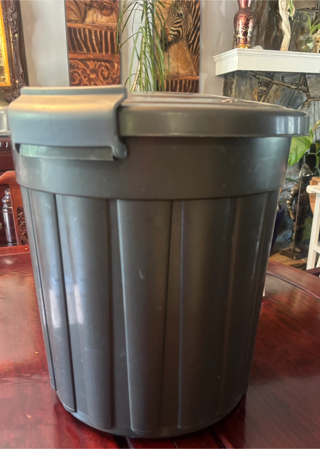 Garbage can with lid 24 L