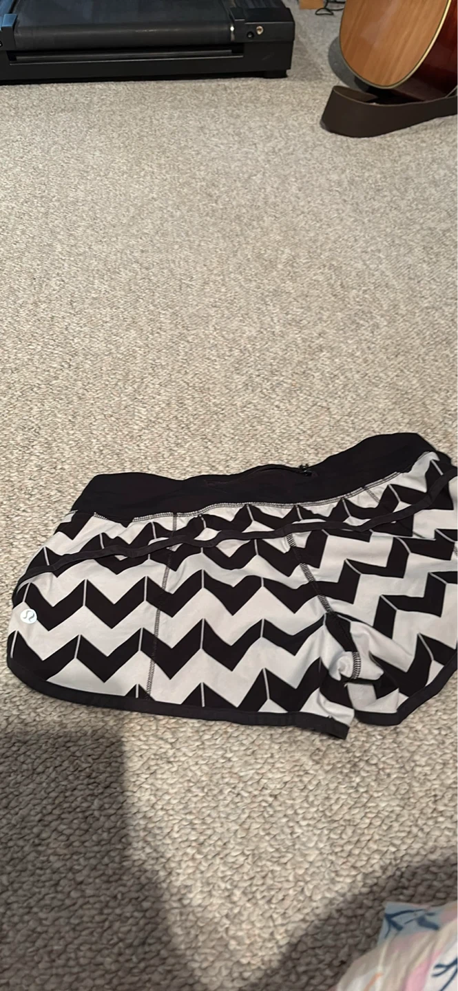 Lululemon Running Shorts Black & White Chevron Pattern - photo 2