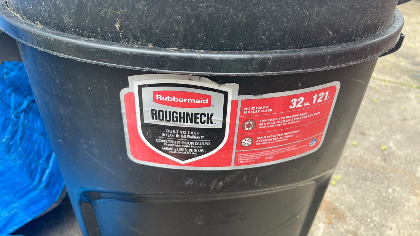 2 Rubbermaid Roughneck 32 Gallon Trash Can $20 each - photo 2