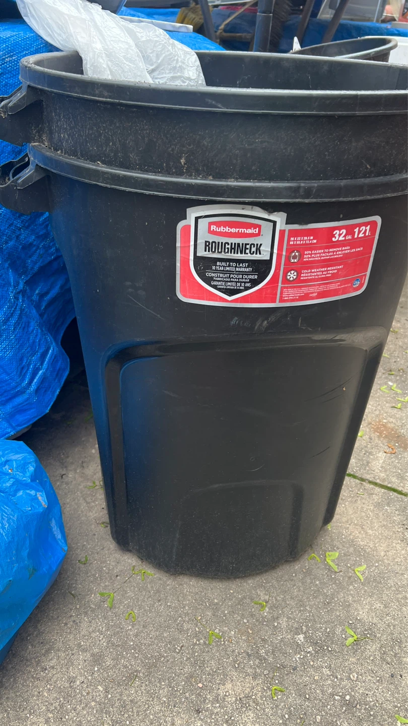 2 Rubbermaid Roughneck 32 Gallon Trash Can $20 each - photo 3
