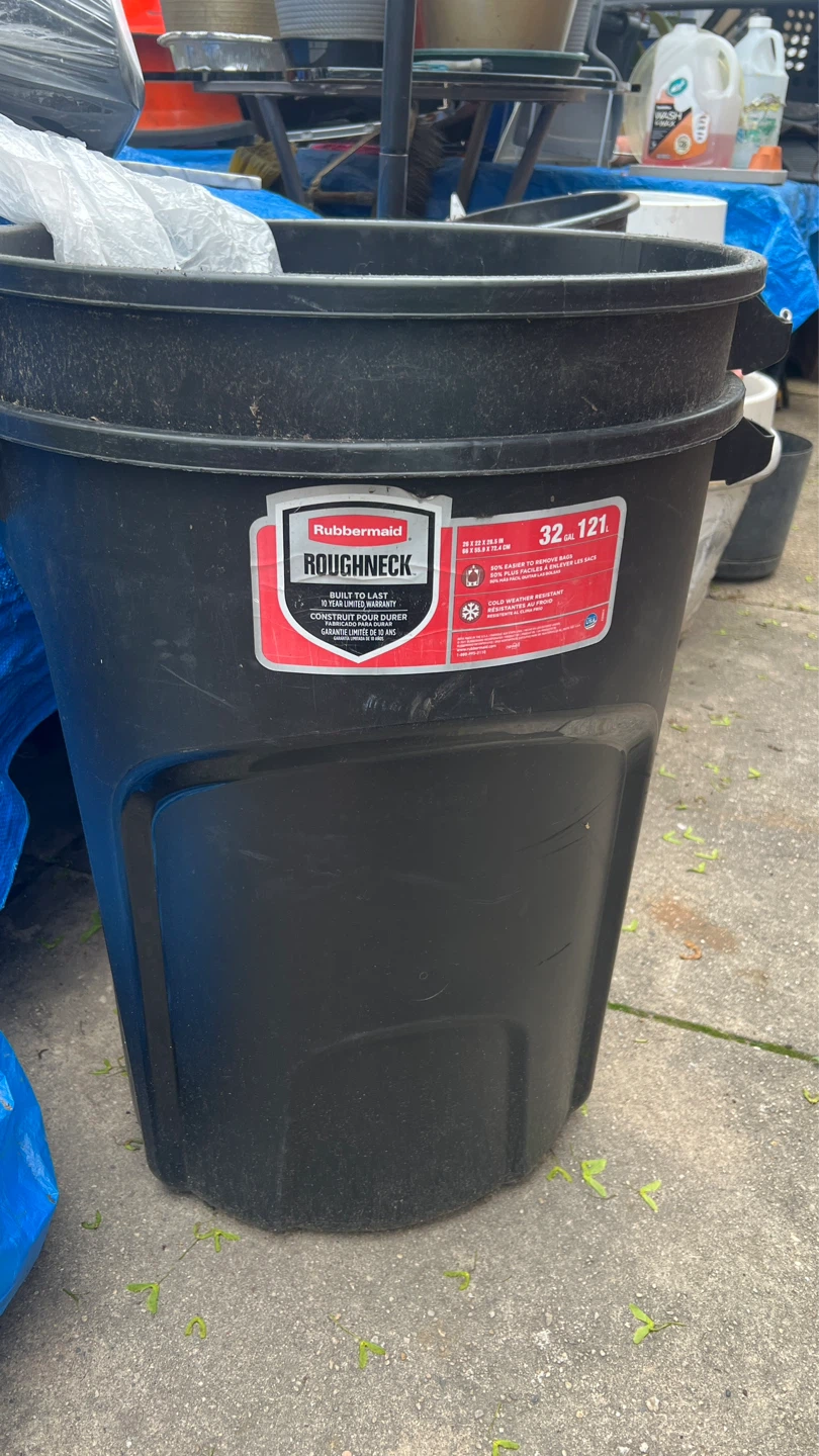 2 Rubbermaid Roughneck 32 Gallon Trash Can $20 each - photo 4
