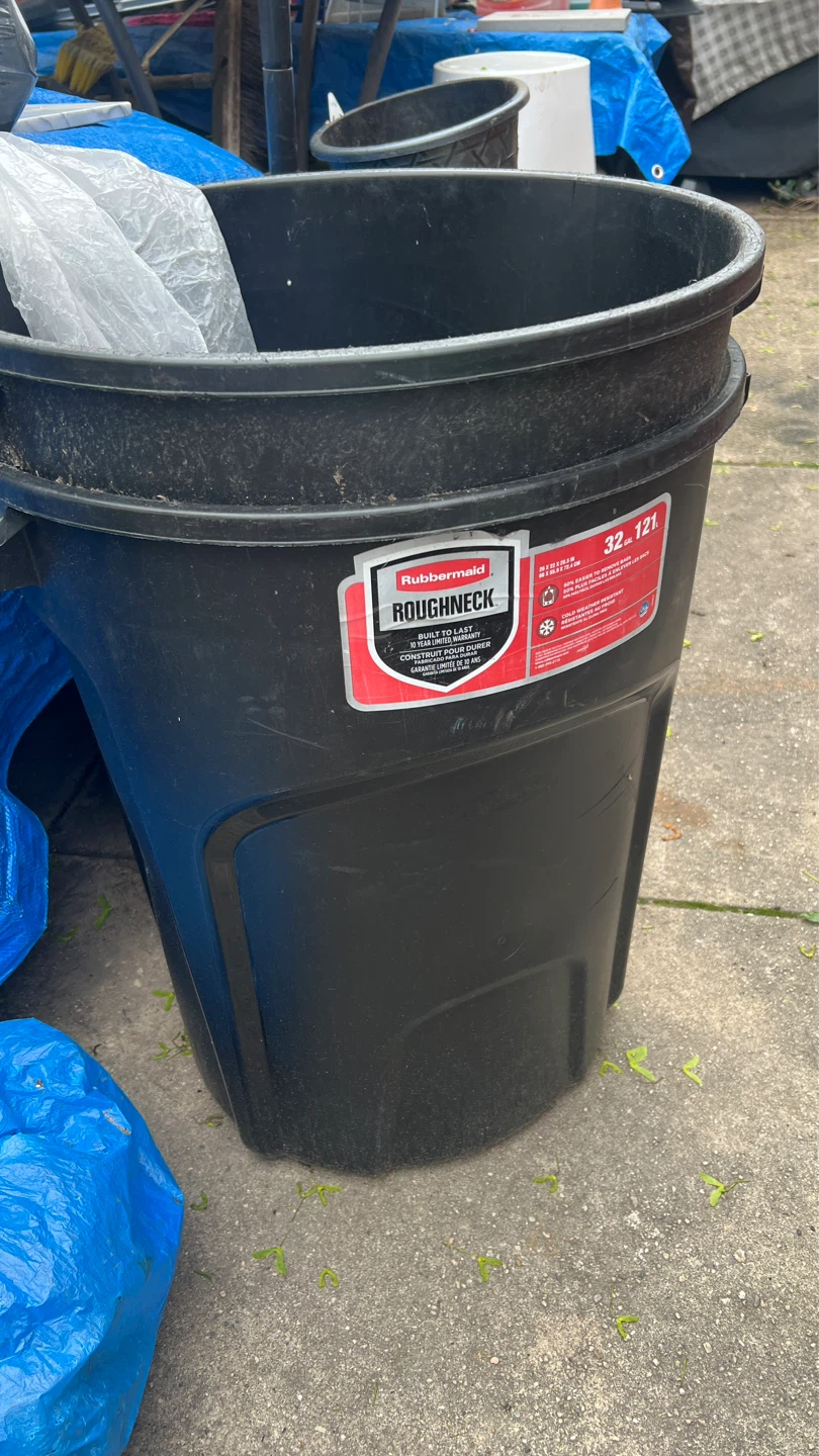 2 Rubbermaid Roughneck 32 Gallon Trash Can $20 each