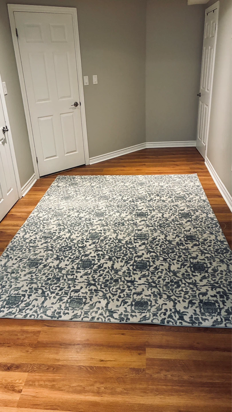Almost new gorgeous 108”x78” grey & white large area rug