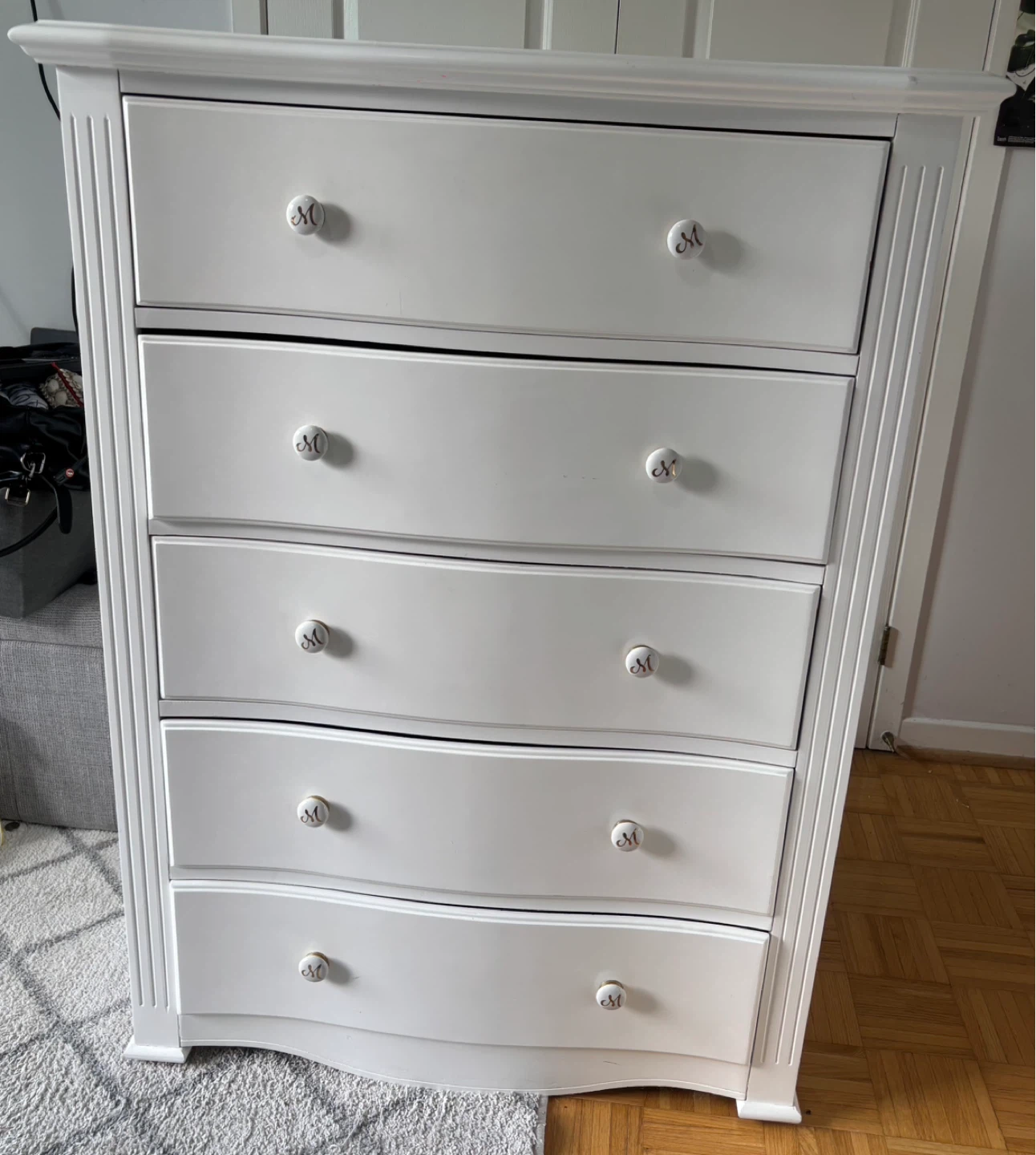 White 5-Drawer Dresser – Elegant Curved Design
