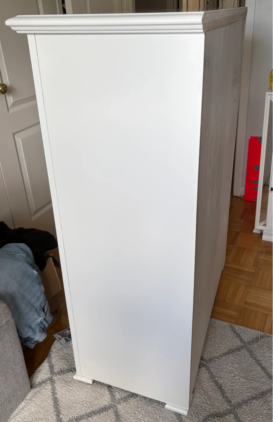 White 5-Drawer Dresser – Elegant Curved Design - photo 3