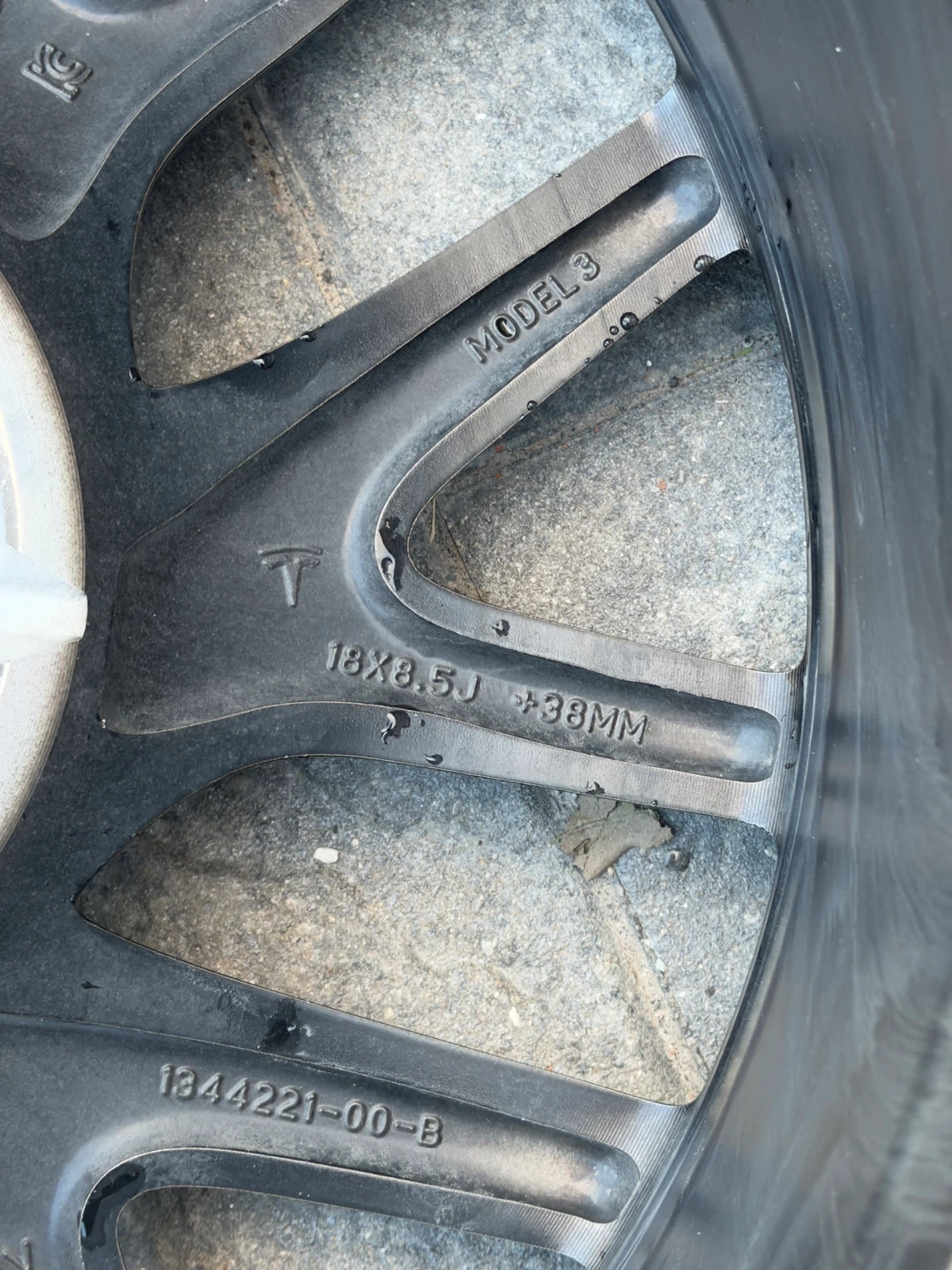 Tesla Model 3 OEM rim (2024) - Size: 18x8.5” Offset: +38 - photo 5