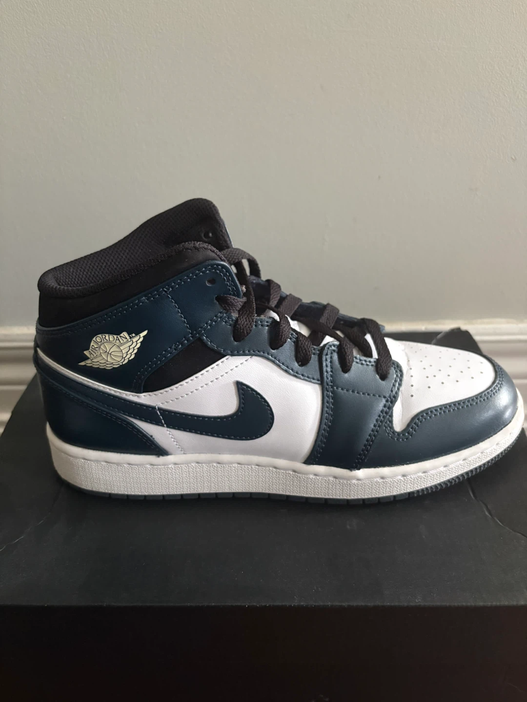 Air Jordan 1 Mid Sneakers