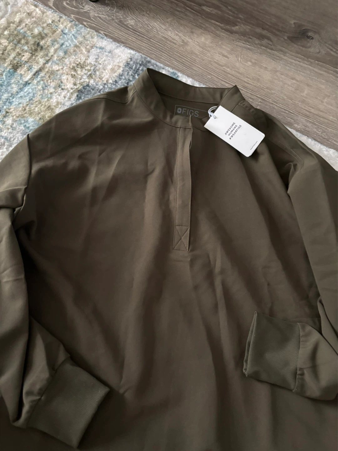 FIGS green long sleeve scrub top Size S