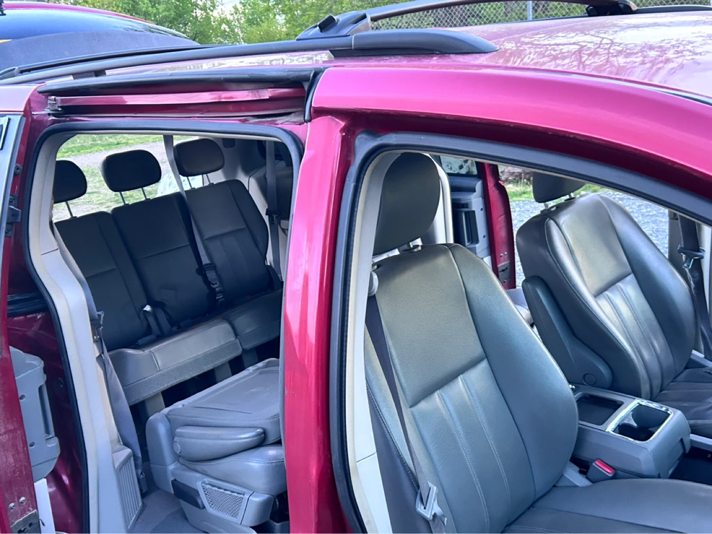 Chrysler Town & Country Minivan - photo 2