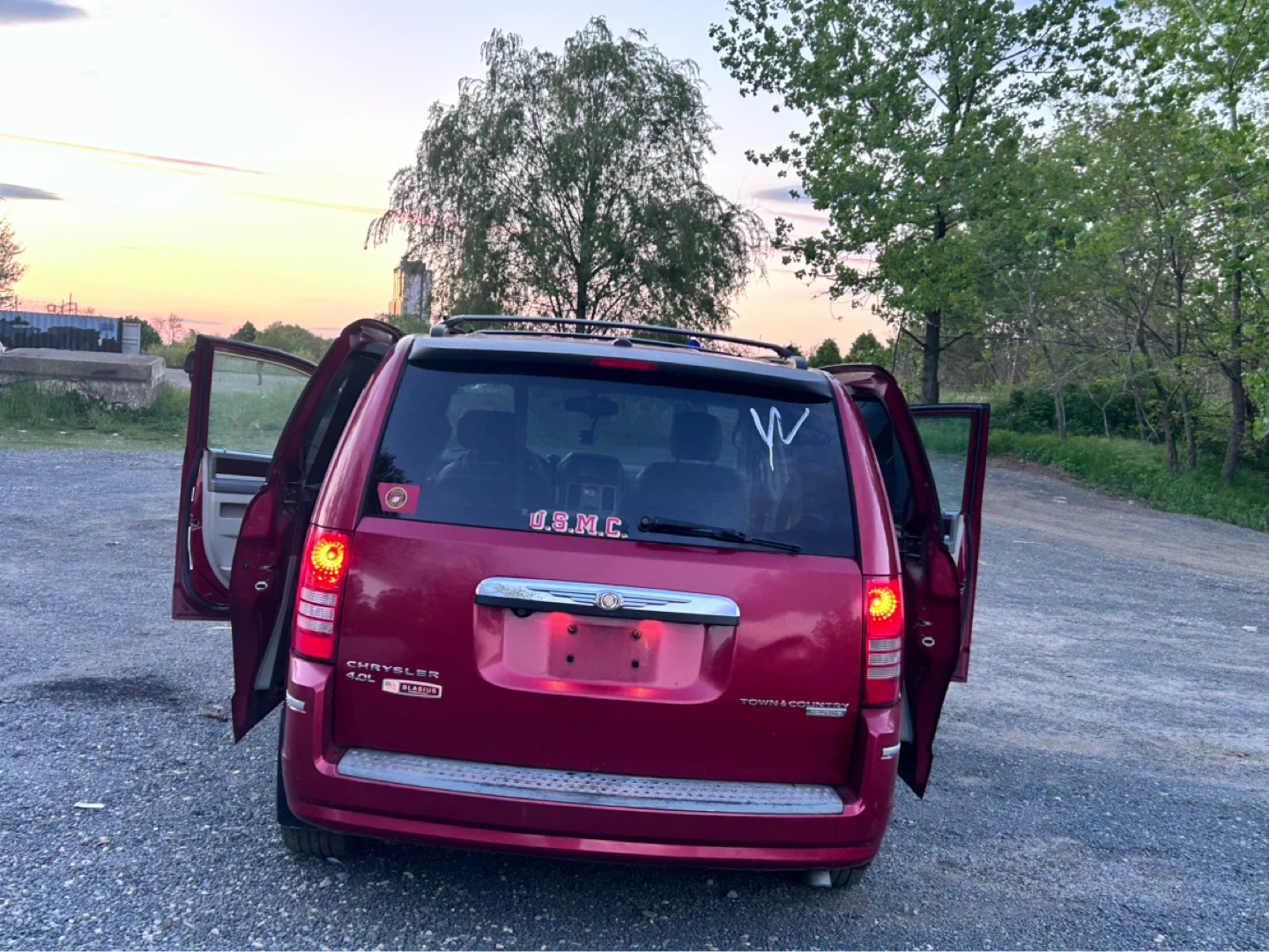 Chrysler Town & Country Minivan - photo 5