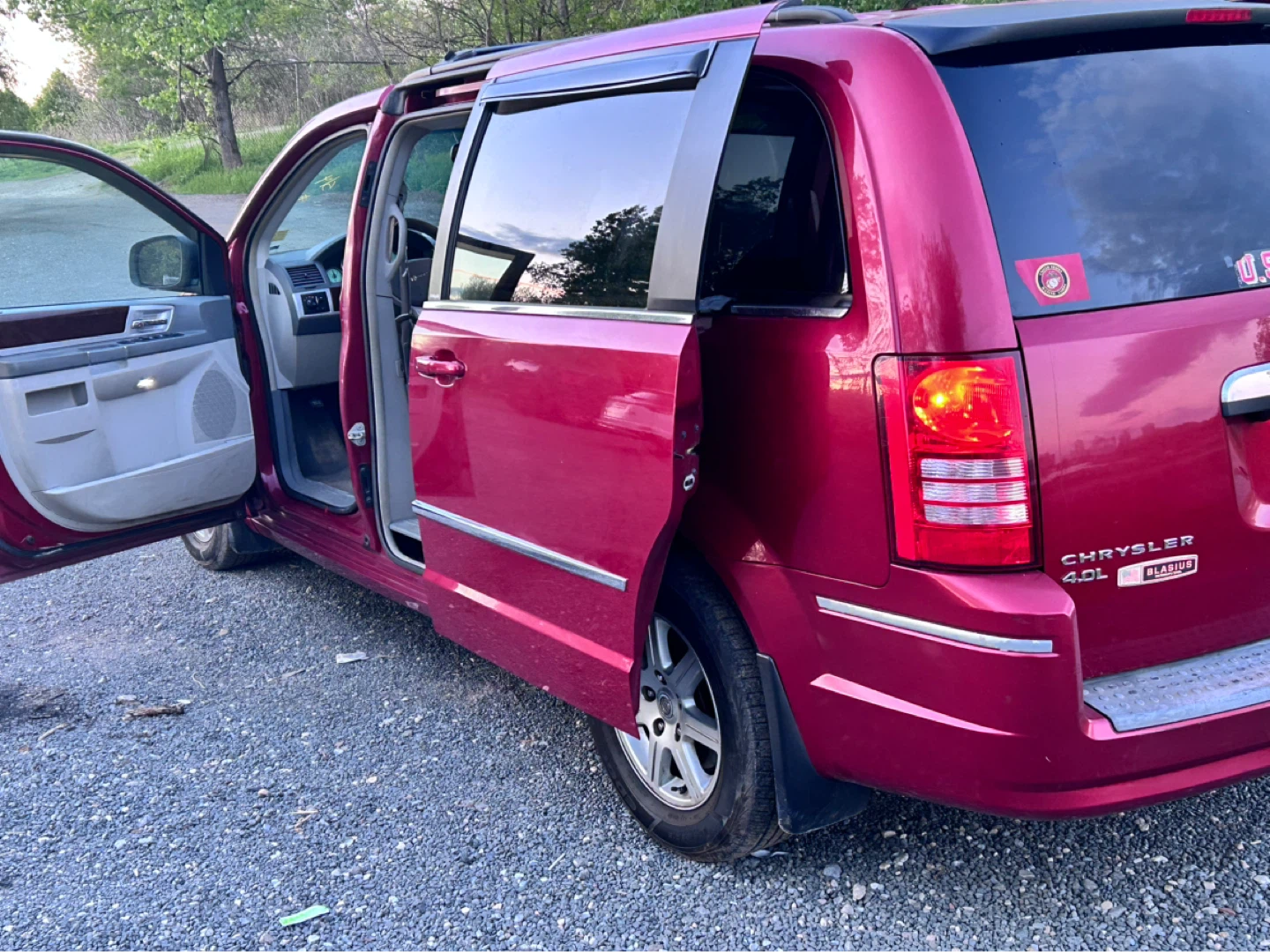 Chrysler Town & Country Minivan - photo 4