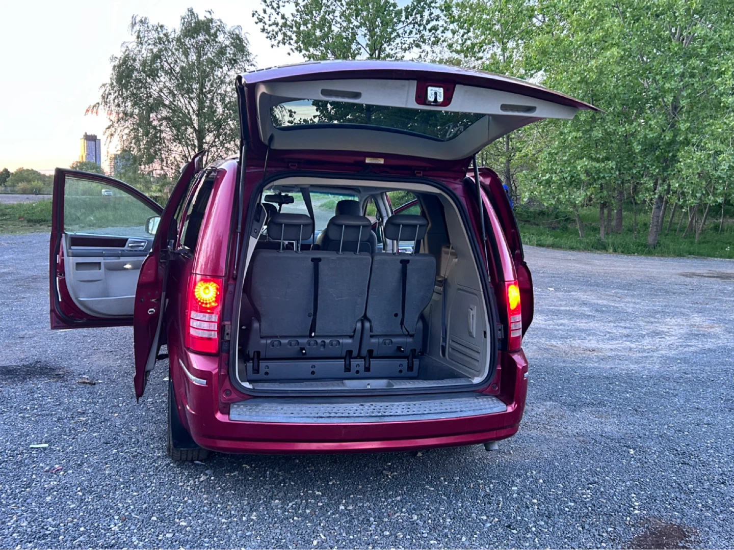 Chrysler Town & Country Minivan - photo 3