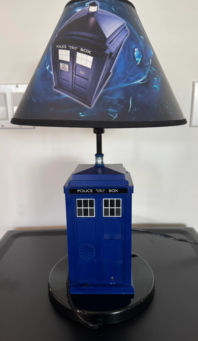Vintage Collectors’ Dr Who Tardis Lamp - photo 3
