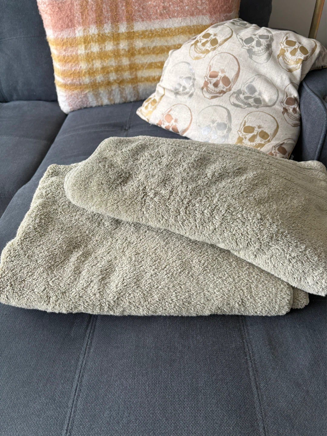 2 Large Towels - photo 2