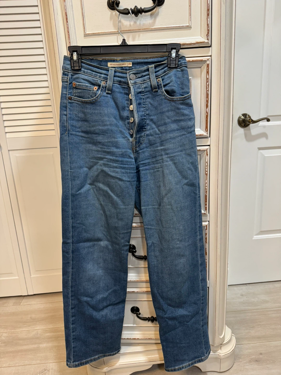 Levi's Women's Ribcage Straight Ankle Size 25 - Medium Wash