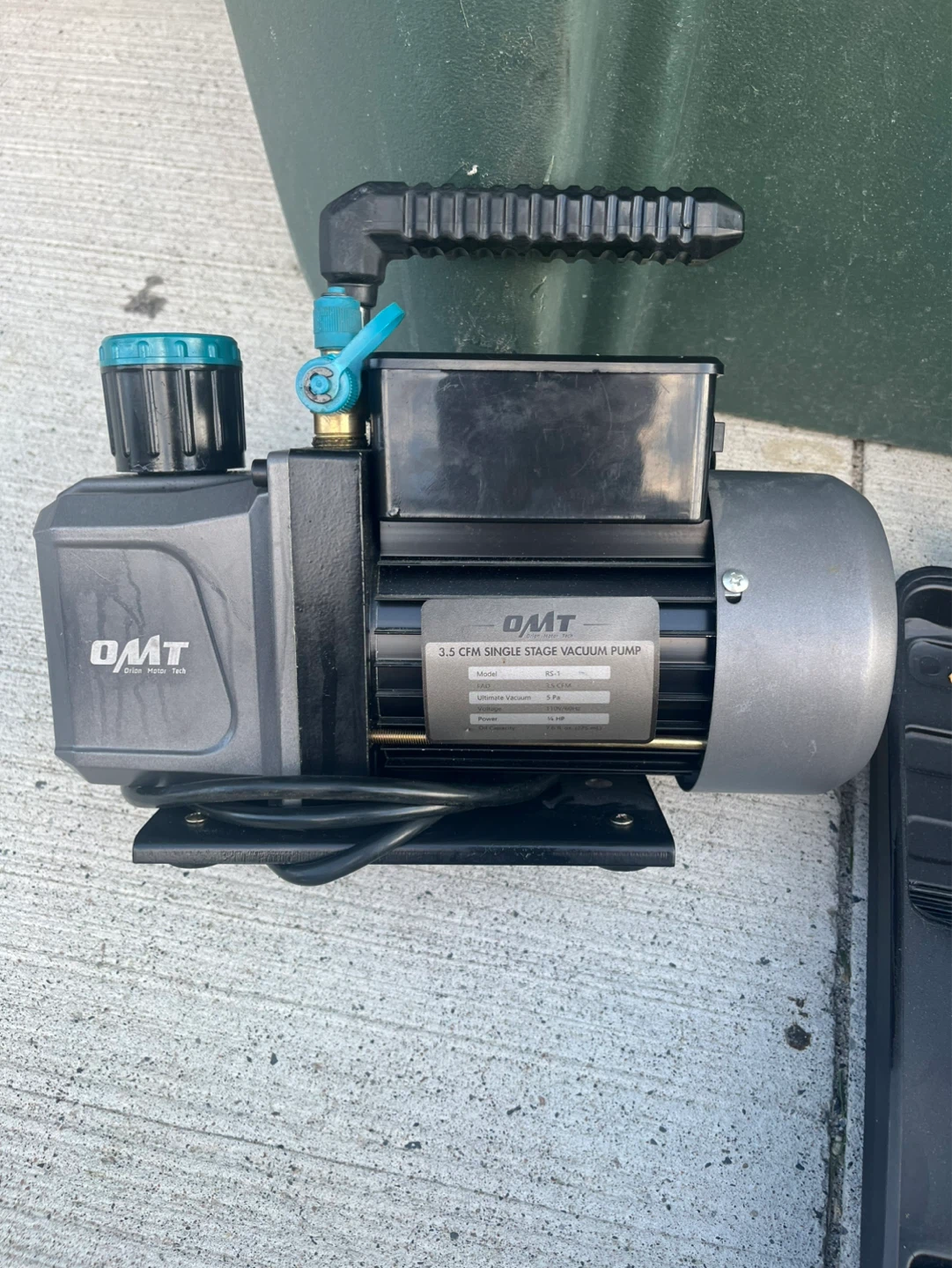A/C Vacuum Pump with Manifold Gauge Set - photo 2