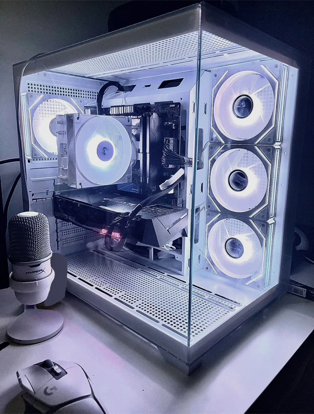 White Gaming PC RTX5070