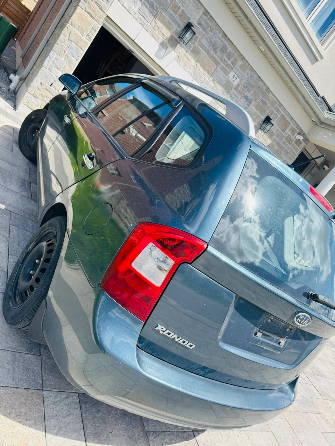 2011 Kia Rondo Sport ( LOW KM ) - photo 2