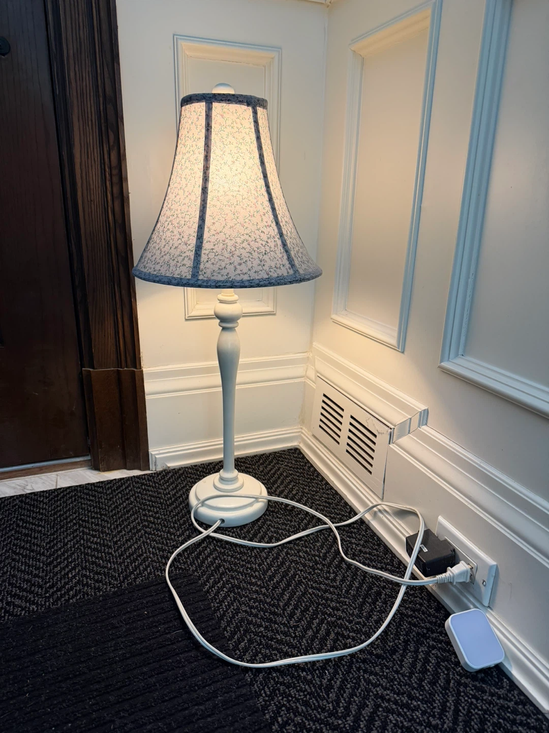White Table Lamp with Floral Shade - photo 2