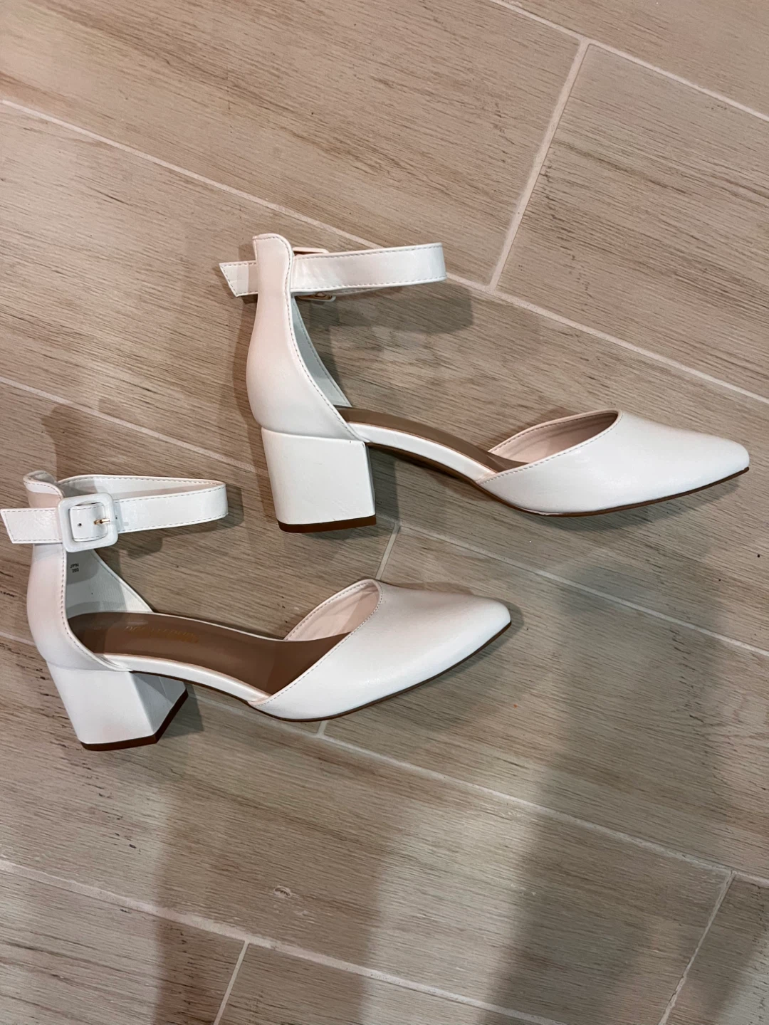 NEW Dream Pairs Size 9 White Ankle Strap Block Heels