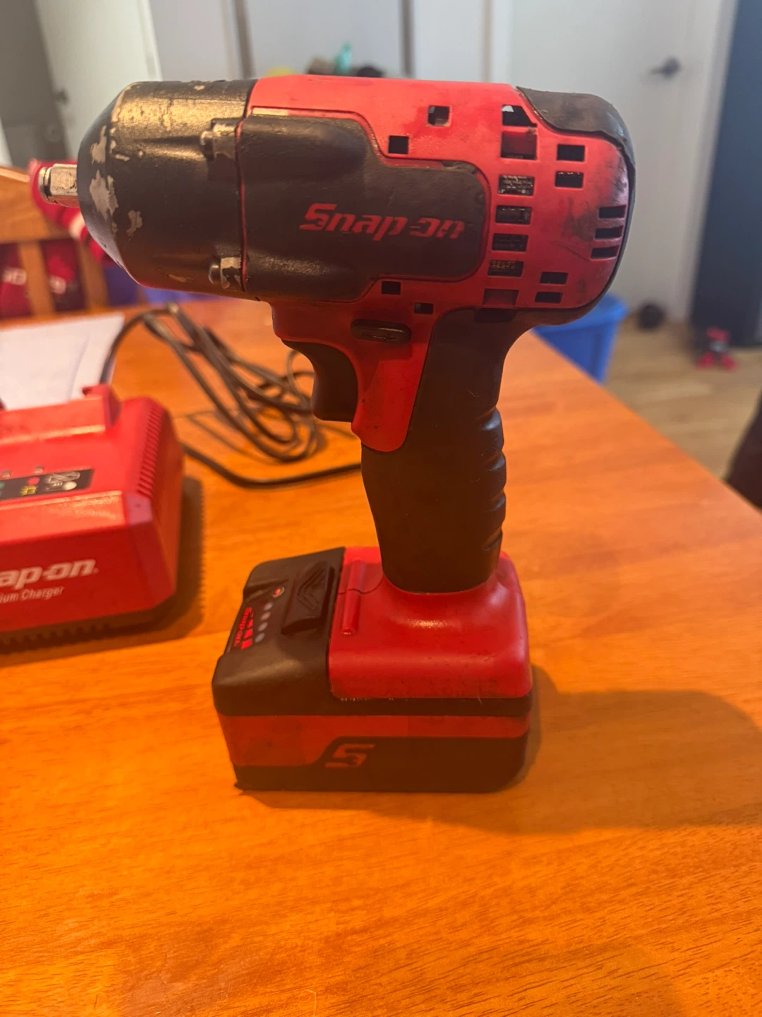 Snap-on CT8810A 3/8" Impact Wrench with Charger - photo 2