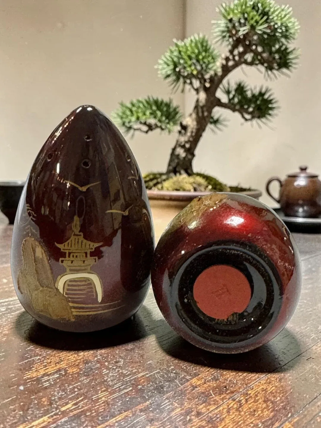 Vintage Relief Japanese Lacquer Salt and Pepper Shakers - photo 3