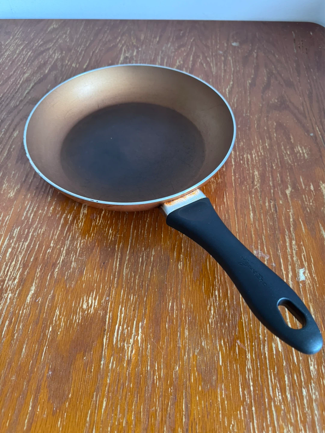 Copper-coloured frying pan