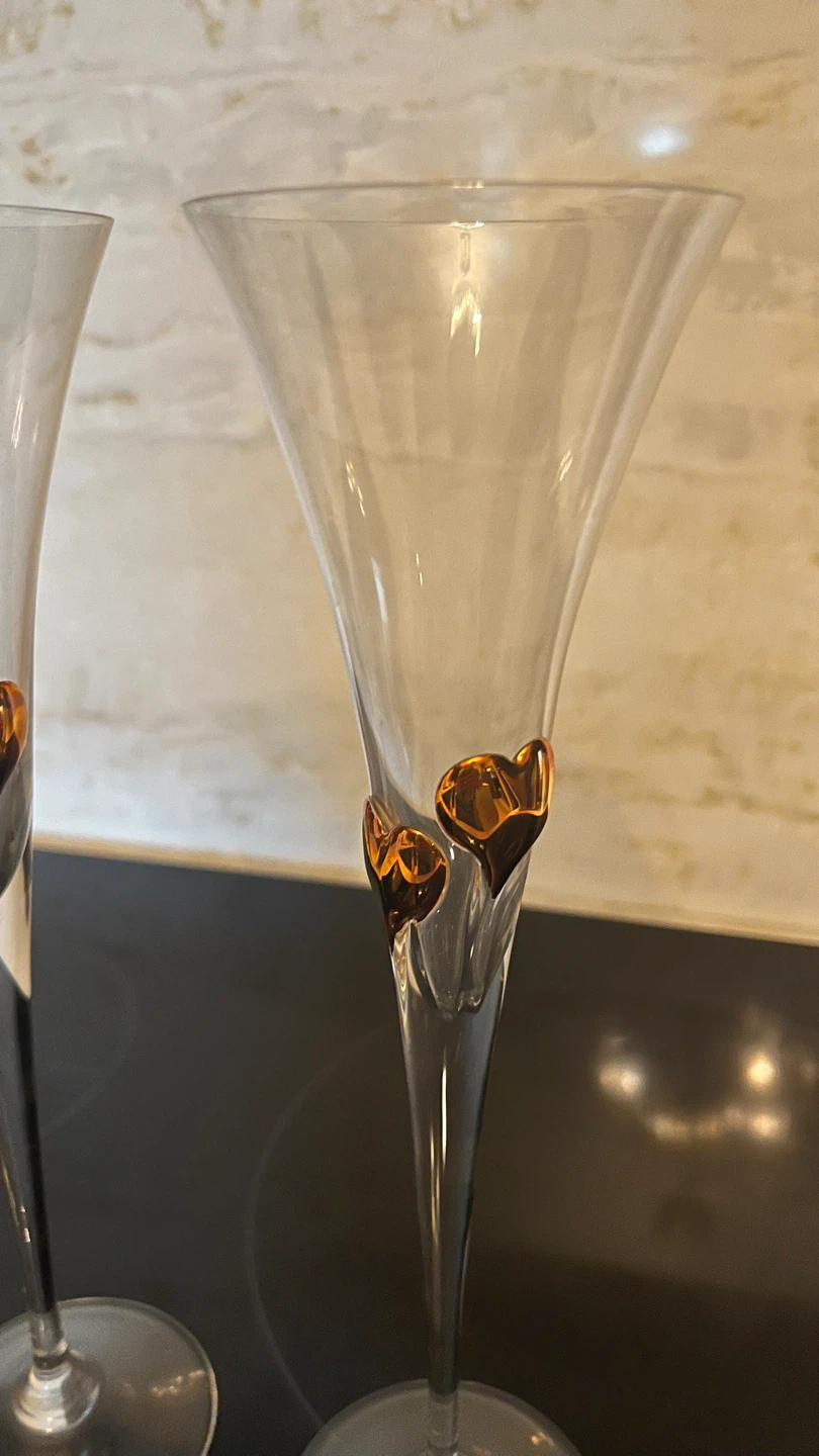 Set of 2 Clear Champagne Flutes with Gold Heart Embellishments - photo 2