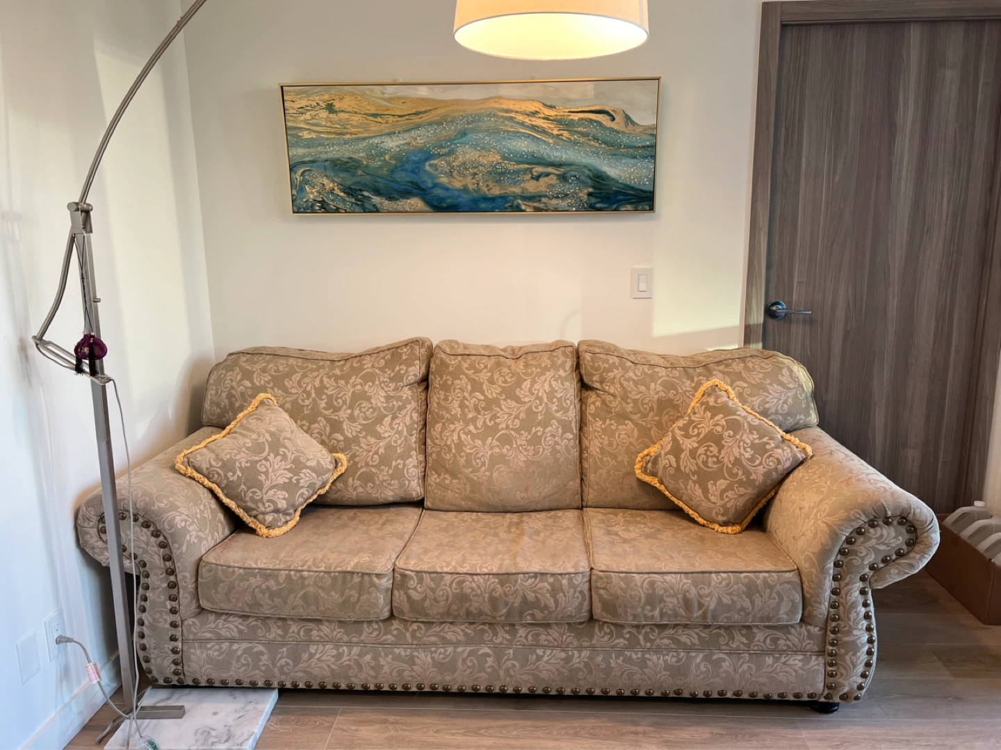 Classic 3-seater Sofa with Accent Pillows