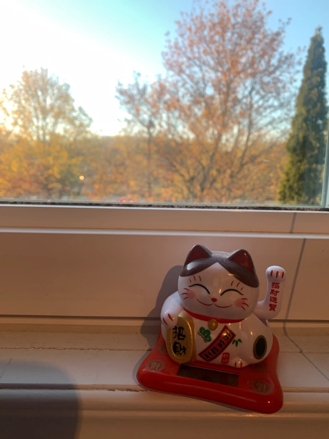 Solar Powered Waving Cat Lucky Cat Figurine