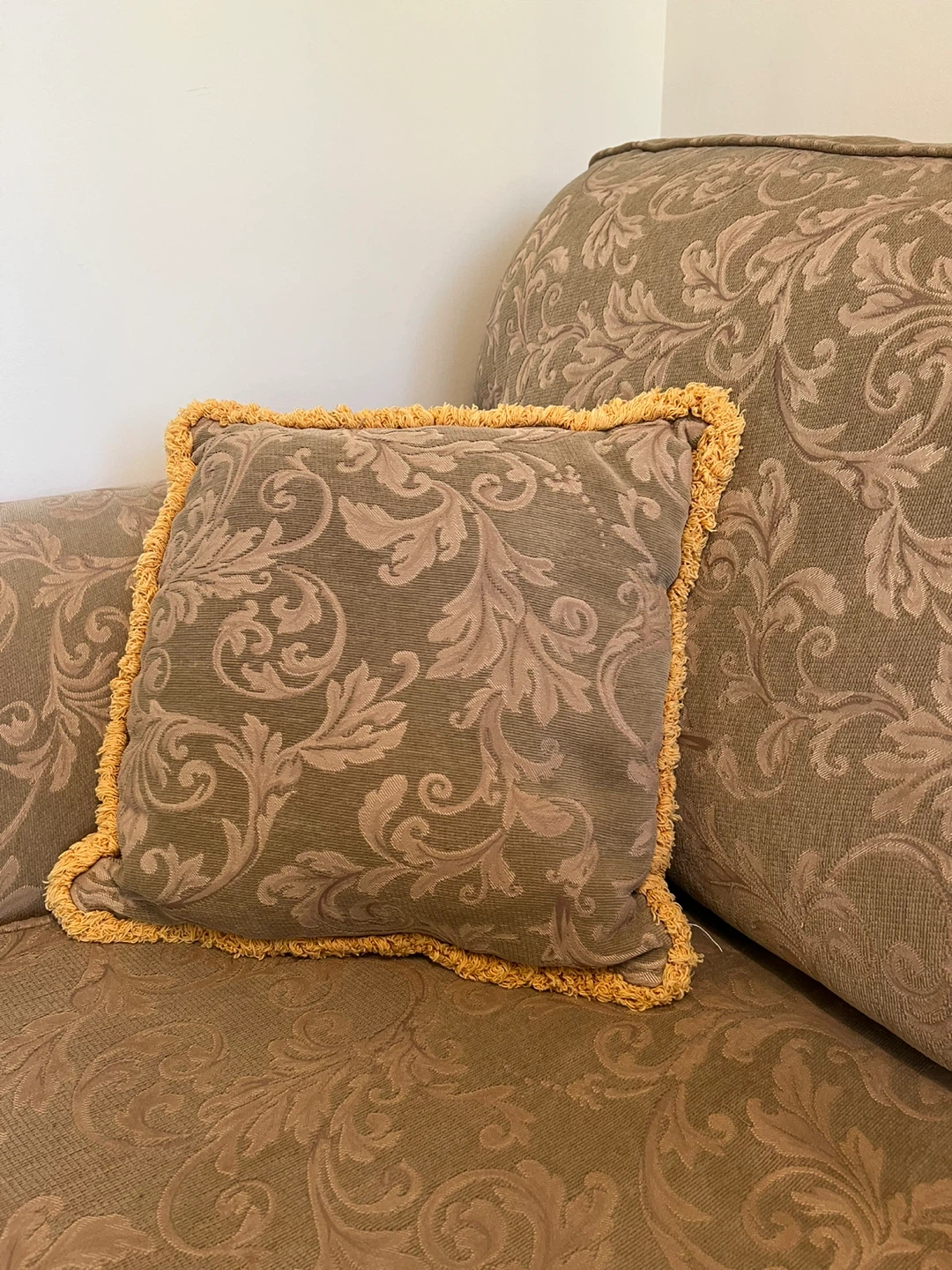 Classic 3-seater Sofa with Accent Pillows - photo 3