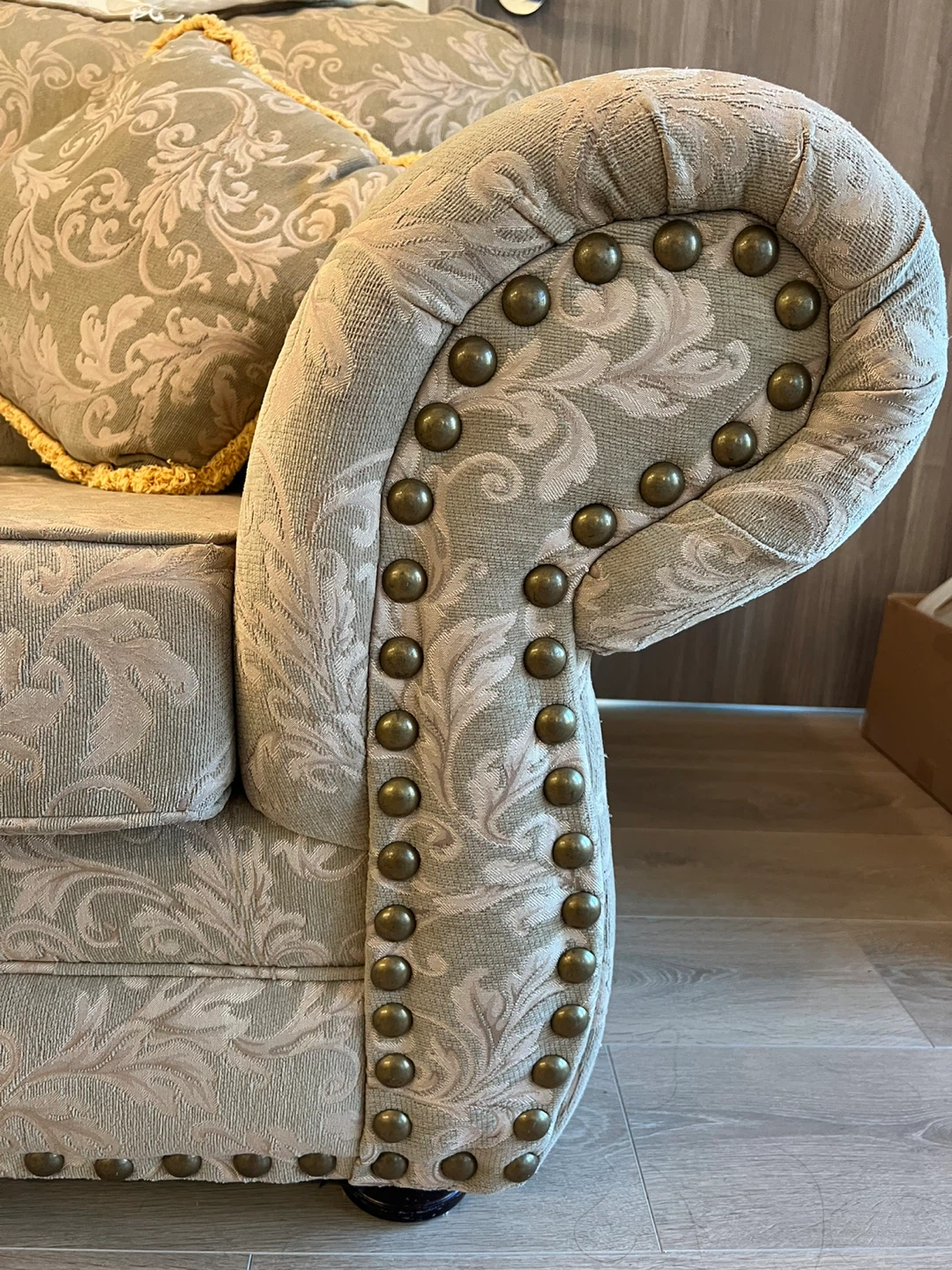 Classic 3-seater Sofa with Accent Pillows - photo 2